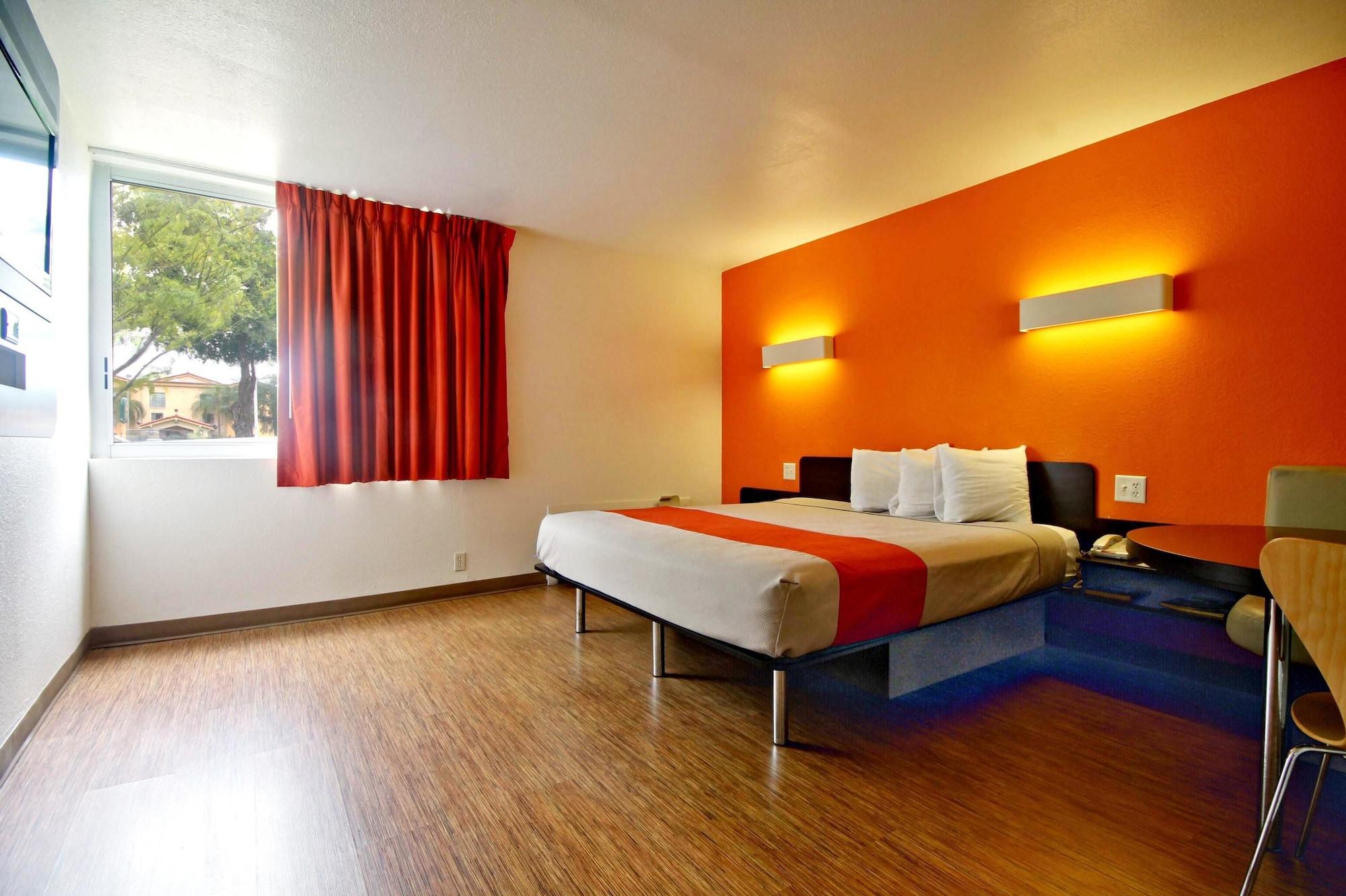 Motel 6-Miami, Fl Доръл Екстериор снимка